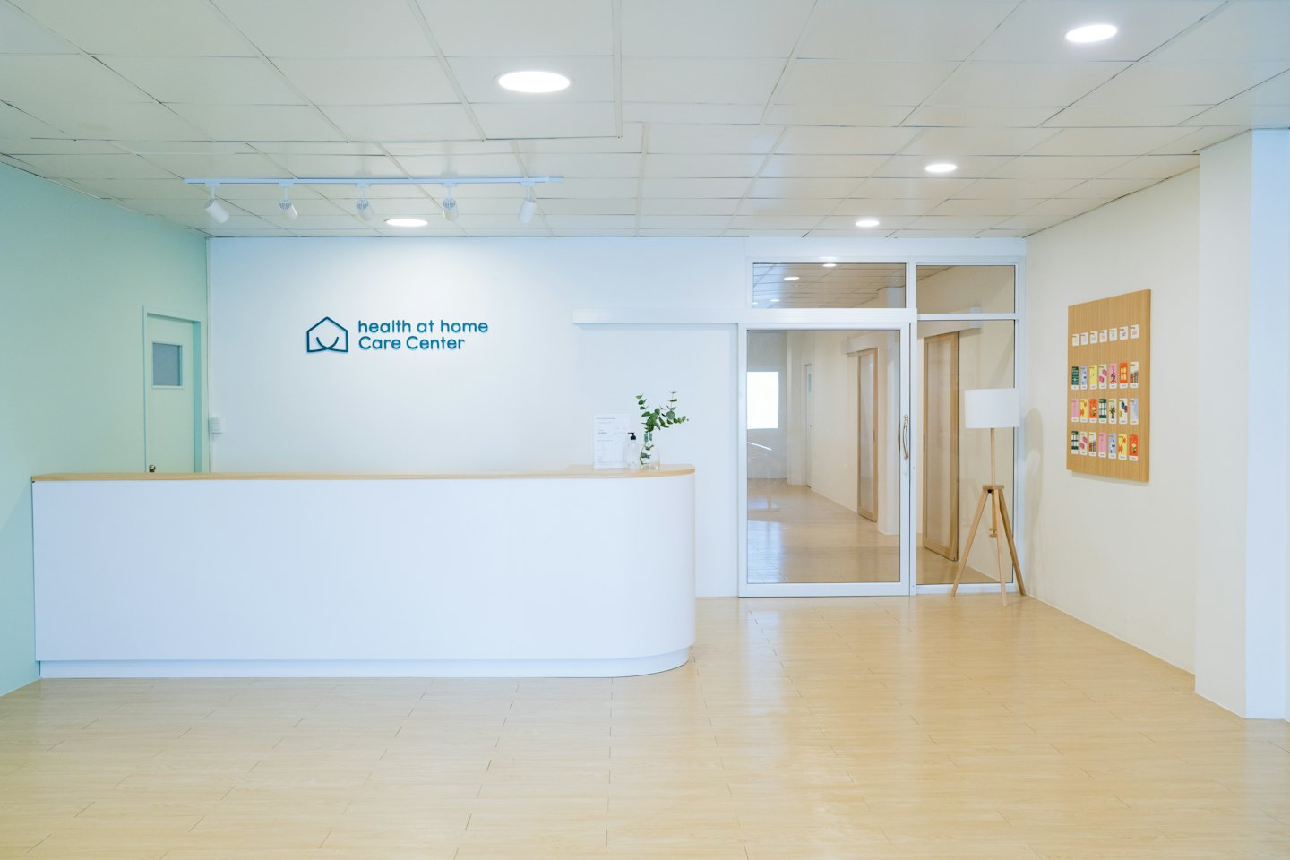 Réception moderne dans un couloir d'établissement de santé épuré.