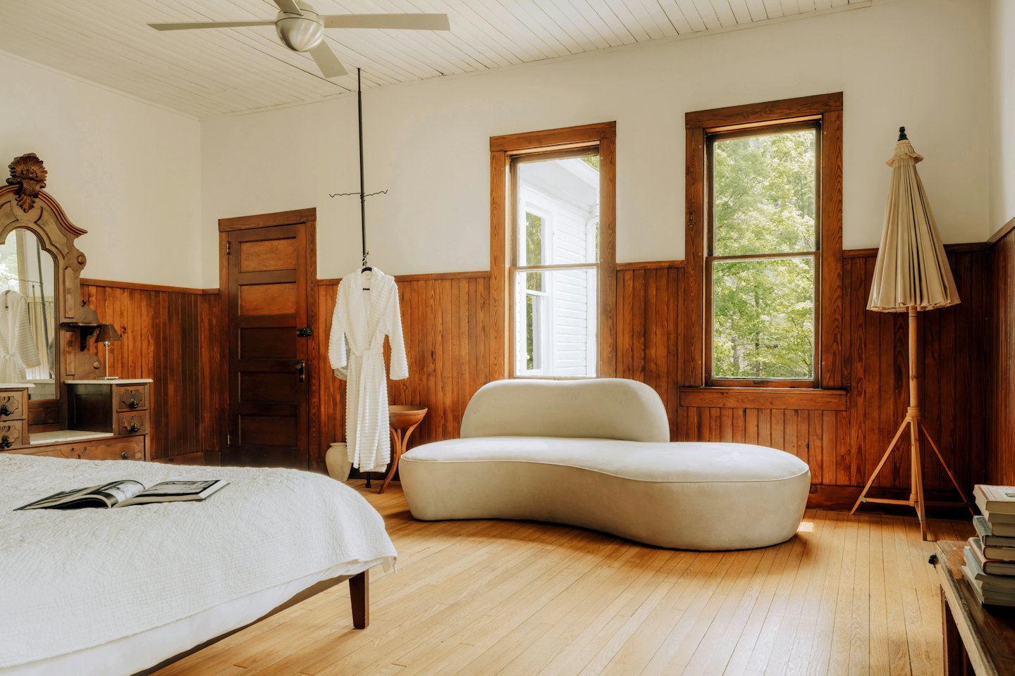 Chambre confortable avec un grand lit et une méridienne.